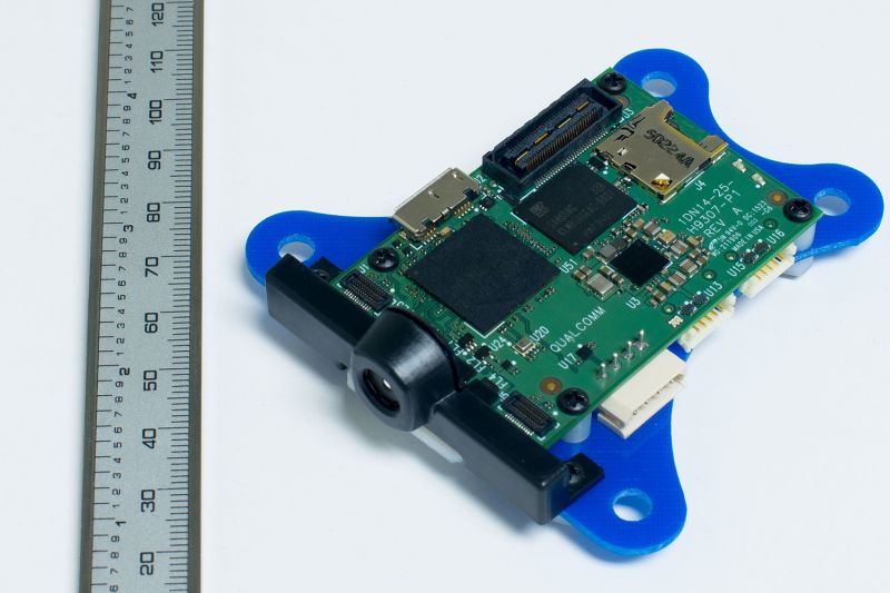 高通宣稱一塊面積小小的 Snapdragon Flight 微型主板，已提供無人機必備的攝影、導航和訊號傳輸功能。