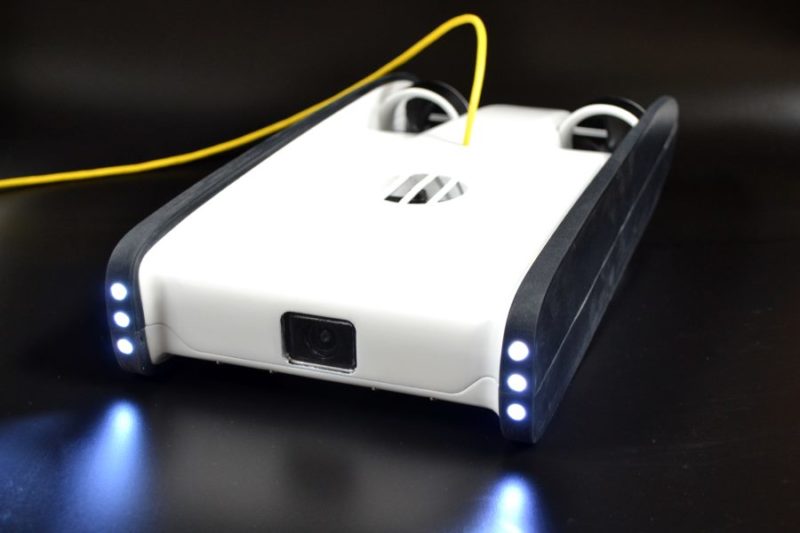 OpenROV Trident 配備 HD 鏡頭與 6 顆 LED 探射燈。