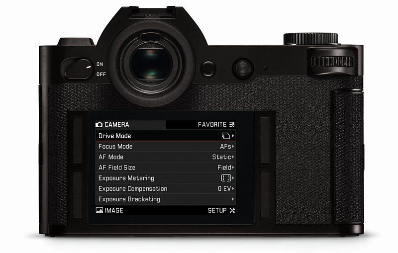 Leica SL（Typ 601）機背按鍵不多，操控上需依賴 2.95 吋 104 萬點的輕觸式屏幕。