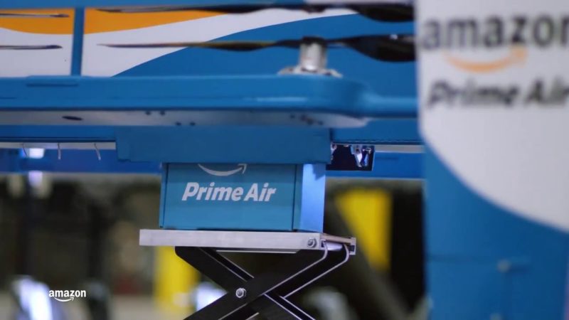 第二代 Amazon Prime Air 無人機把貨物置於機底。