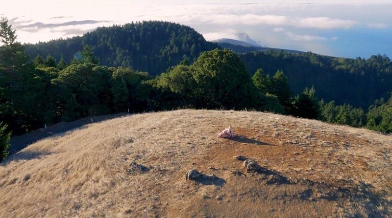 航拍色情片《Drone Boning》的山頂場景
