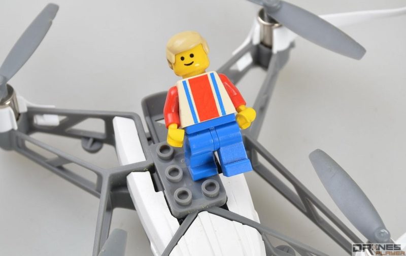 Parrot Minidrones Airborne Cargo 機頂及四軸側都設有積木接口位，可裝上 Lego 人偶。