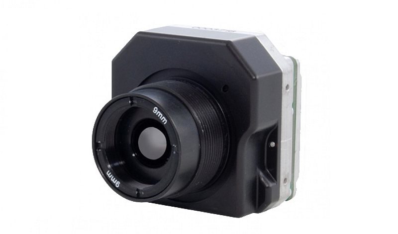 FLIR Tau 2 是專為無人機及手提裝置而設的小型攝影裝置，機身約為兩部 GoPro HERO 運動相機般的大小。