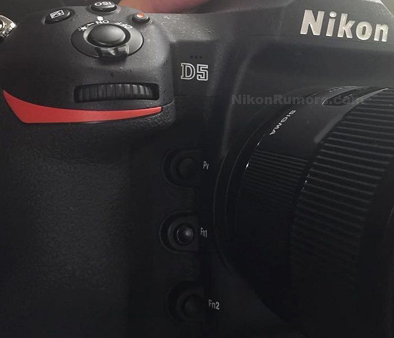 Nikon D5 的收音咪會設於機身正面，印有型號標記的上方位置（圖片來源：ＮikonRumors.com）。