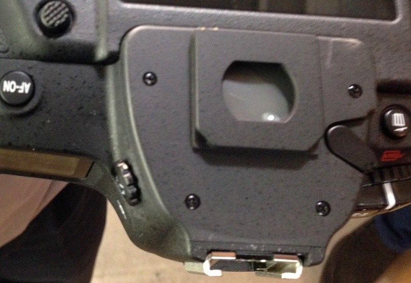 Nikon D5 拆出取景器接目框後，可見遮光快門前設有鏡片保護。