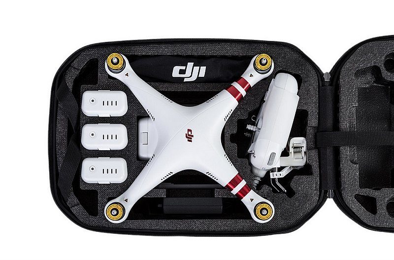 DJI 硬殼背包可以擺放 DJI Phantom 3 飛行器、遙控器和三枚電池。