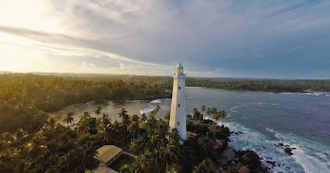 空拍機鏡頭下的斯里蘭卡岸邊燈塔。