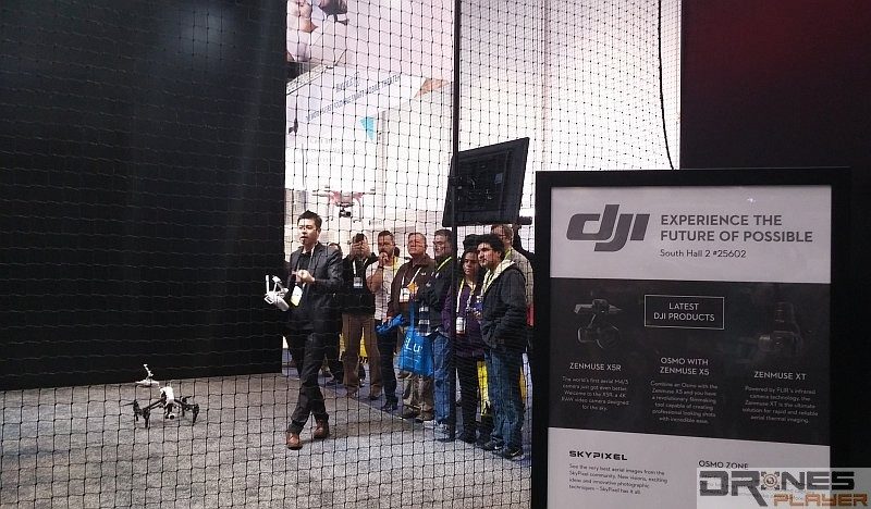 DJI 在 CES 2016 上架設安全圍網，現場示範放飛無人機。