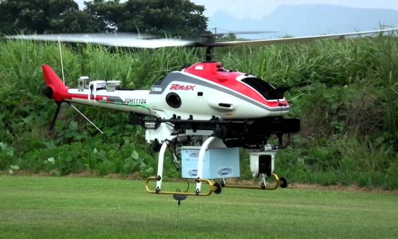 圖中為 Yamaha RMAX 農用無人機，採用直升機型設計。