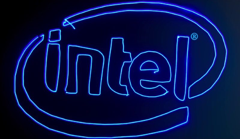 AscTec 再施無人機光影塗鴉奇技，在半空中繪出 Intel 標誌。
