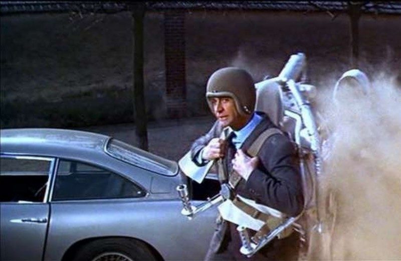 1965 年上映的占士邦電影《Thunderball》，男主角辛康納利（Sean Connery）在片中揹著火箭背包執行間諜任務。