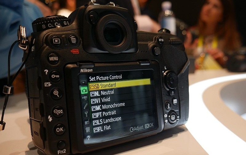 Nikon D500 具備可上下翻摺的 3.2 吋輕觸式屏幕，令拍片變得更方便。