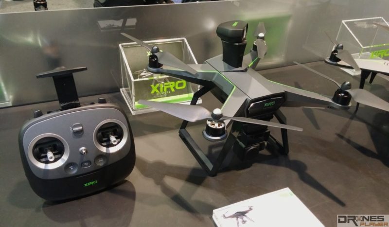 XIRO Xplorer 2 機頂有如一柱擎天般凸起的雷達式掃描視像裝置，鏡頭可作旋轉 360 度，以偵測四周的障礙物。