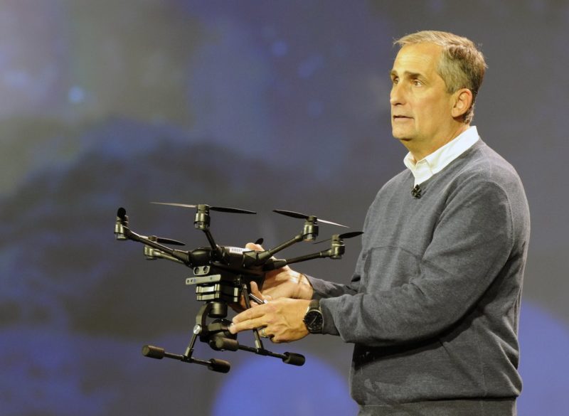 Intel 執行長 Brian Krzanich 在 CES 2016 親自手持 Typhoon H 無人機，介紹 RealSense 功能。