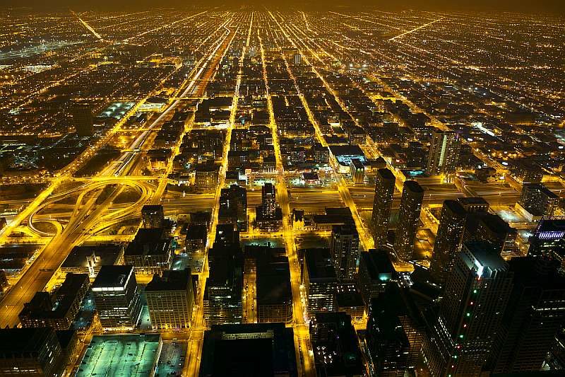 空拍黑夜中的城市，由行車道構成的網格線條顯得份外分明。（圖片來源：ShutterStock.com）