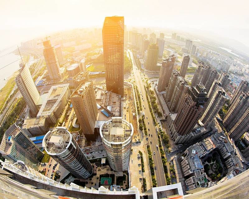 如空拍機低飛少許來拍攝城市高樓，影像則會呈現彎曲變形，帶來仿如魚眼鏡的效果。（圖片來源：ShutterStock.com）