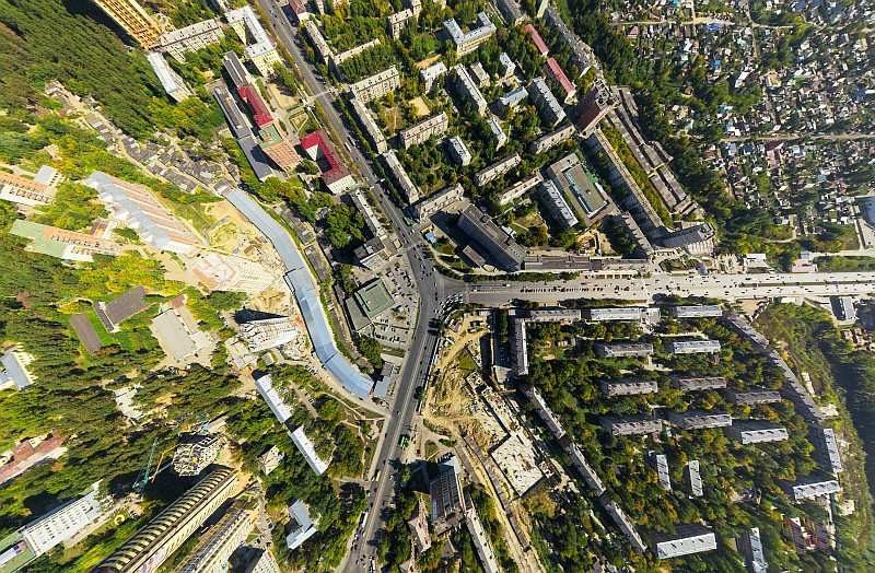 空拍機在低空以鳥瞰角度拍攝城市景觀，畫面呈現放射性的變形，營造非常獨特的畫面。（圖片來源：ShutterStock.com）