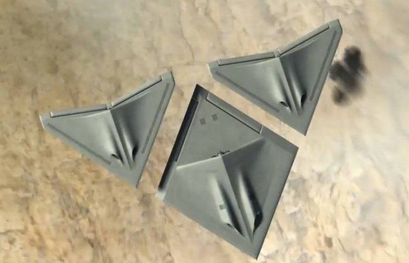 三一變形無人機 Transformer 合體前的模樣：分為 2 架三角形飛行器和 1  架菱形無人機所組合。