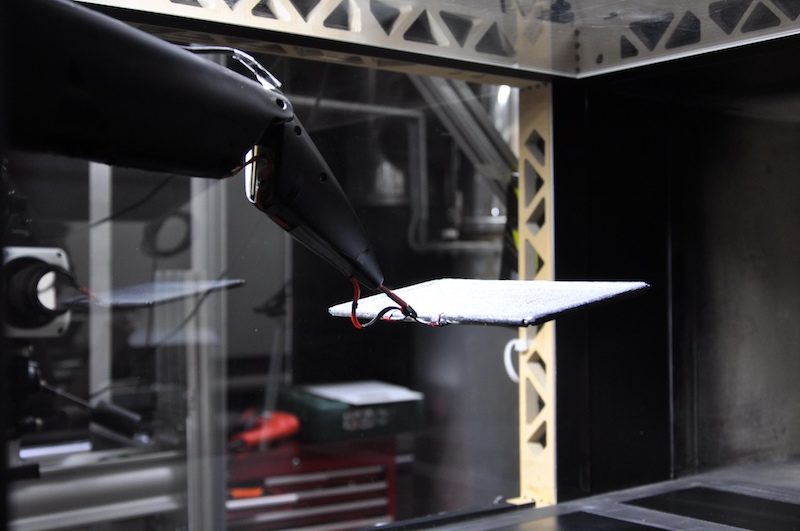 人工蝠翼的膜進行風力測試。