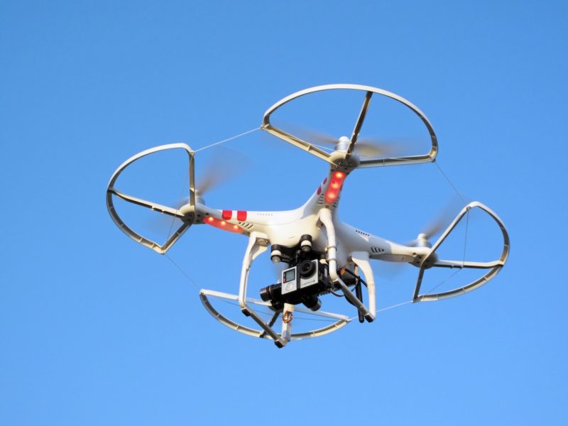 現時不少空拍機都會裝上 GoPro 運動相機進行空中拍攝。