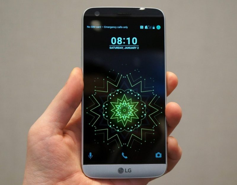 LG G5 智能手機的正面（圖片來源：翻攝自TheVerge.com）
