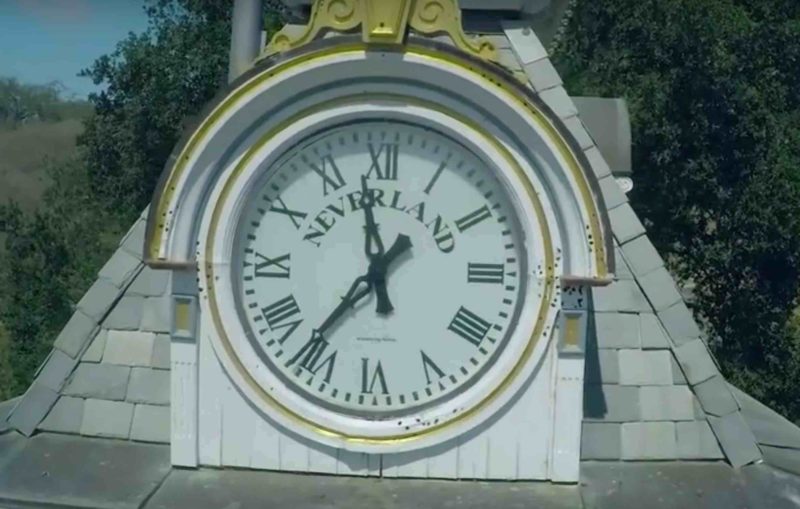 園內時鐘仍留有 Neverland 字樣。