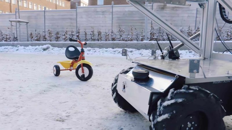 無人智慧車懂得自動迴避障礙物（如圖中的三輪車）。