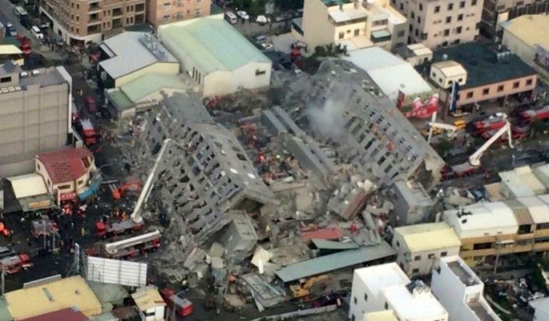 位於台南永康區永大路2段、樓高17層的維冠金龍大樓自一樓折斷，由西往東全楝倒塌