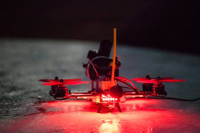 在夜間比賽，競速無人機當然要裝上奪目的 LED 燈。