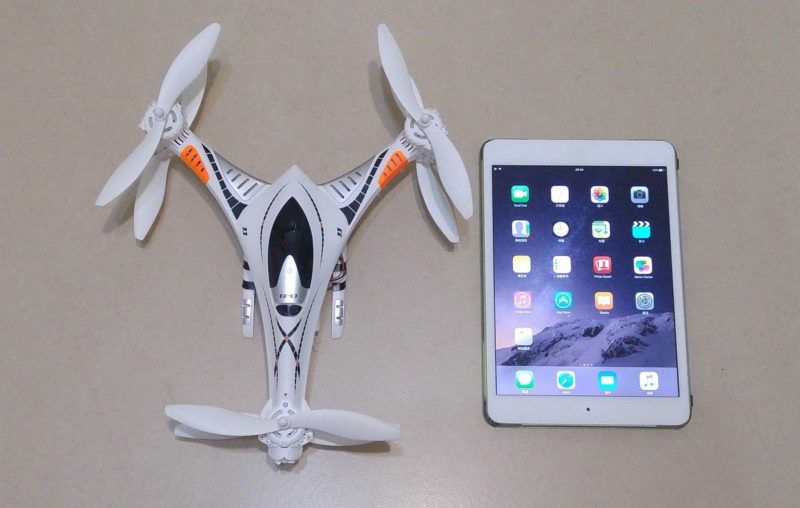 Cheerson CX-33W 飛行器跟 iPad Mini 2 的大小比較。