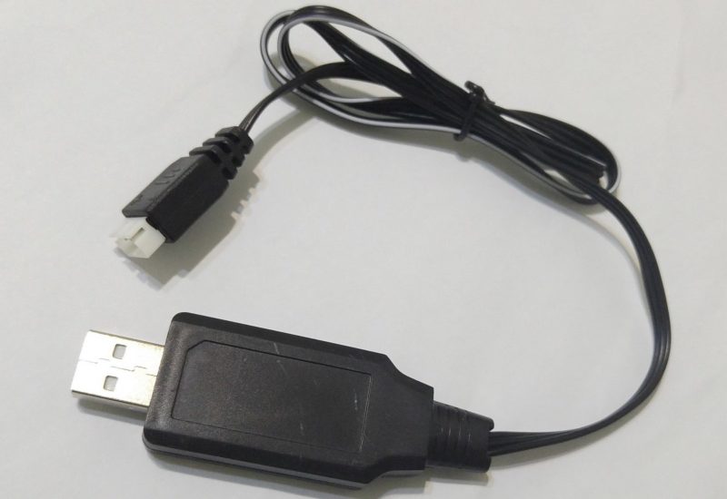 Cheerson CX-33W 使用專用 USB 線充電，需先將一般 USB 接口的 5V 電壓先升壓，故充電速度甚慢。