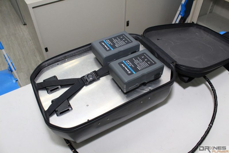 Skynet 背包有兩枚廣播級的錄影機電池，連續發射也可使用兩小時。