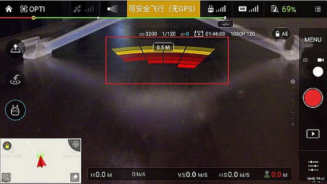 《DJI Go》畫面中間下方，多了一個障礙物距離警示與格數，根據不同角度有綠色黃色與紅色，並以 0.5m 數字為間隔顯示目前障礙物與飛機之距離。
