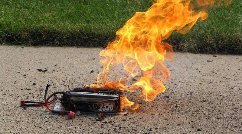 無人機充電池如處理不當，隨時有著火自焚之虞。