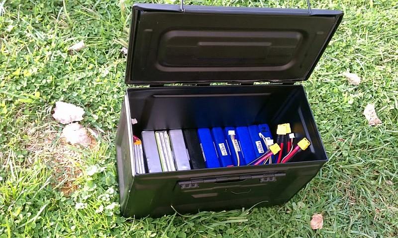 無人機充電池宜儲存在專用電池箱內。