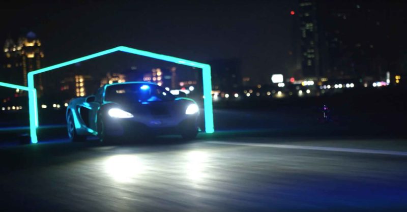 杜拜黑夜街頭有跑車極速穿梭於霓虹燈環，真的很有 fu 呢～
