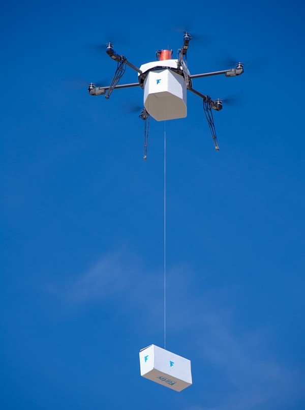 Flirtey 全自動無人機藉由繩子在半空中垂降包裹。