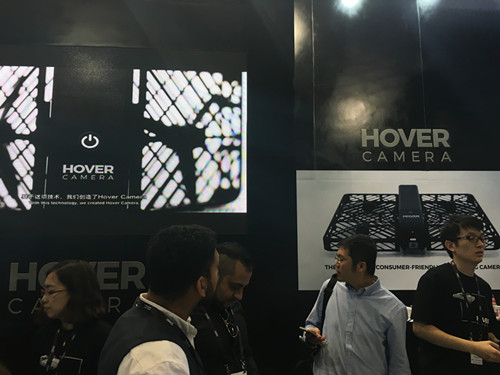 零零無限在展覽上擺設檔攤，隆重介紹 Hover Camera。