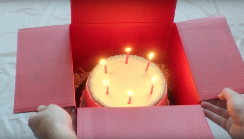 生日蛋糕點著蠟燭亦能完好地用降落傘運送。