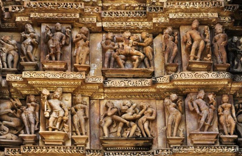 克久拉霍廟群被稱為「印度性廟」，全因廟內滿布跟性愛有關的雕刻。