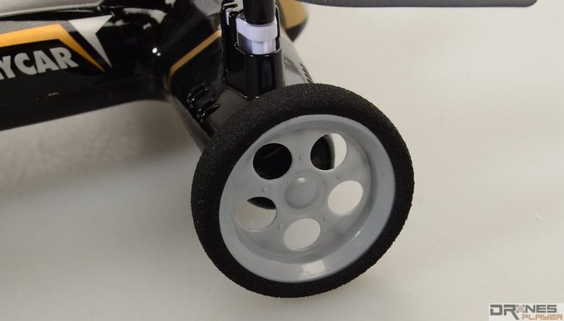 Syma X9 設有四個車輪，並已裝上「海綿」輪胎作吸震。