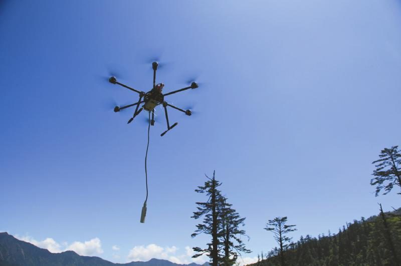 無人機在黑川溝的石門關上進行測量。