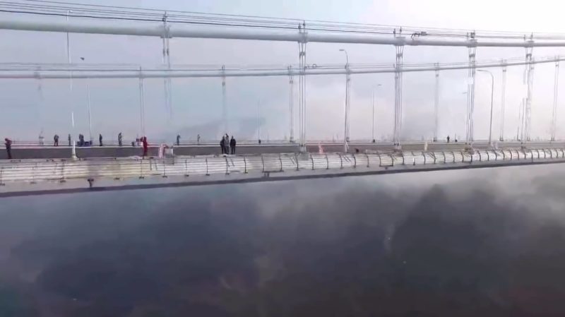 大橋上遠眺風景有騰雲駕霧的感覺。