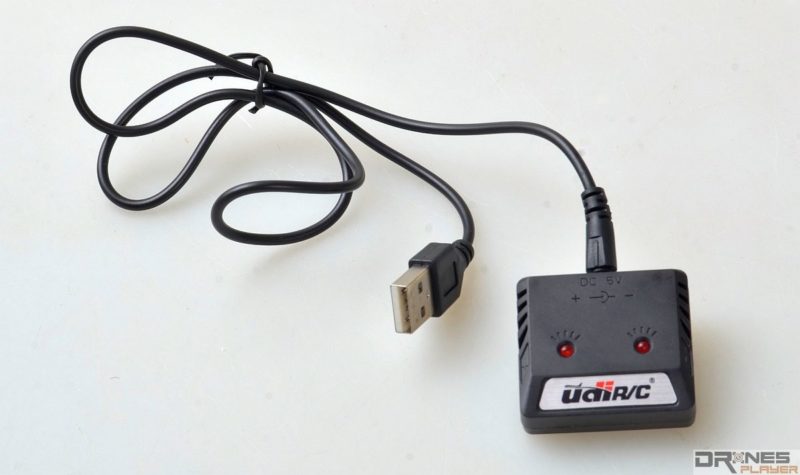 UDI RC U830的充電模組可同時替兩枚電池充電。