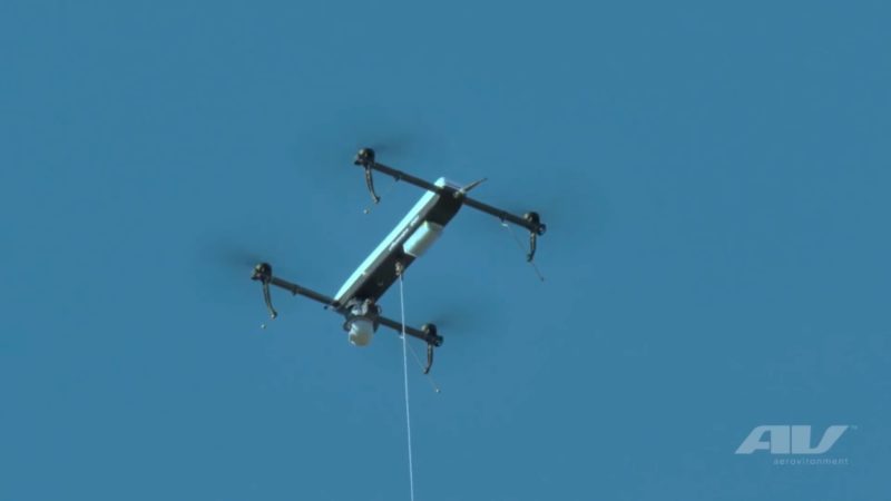 無人機用線連接地面取電。