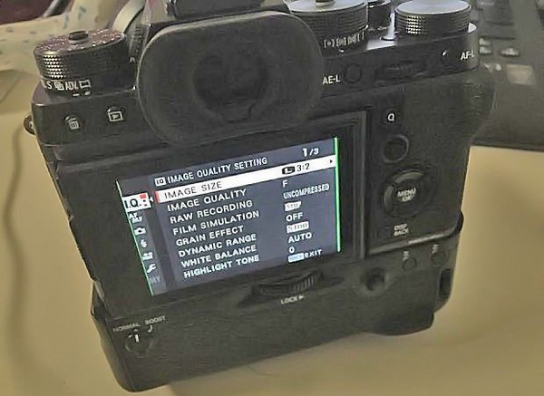 Fujifilm X-T2 機身背後的預覽屏幕，未知可否支援輕觸式操作。