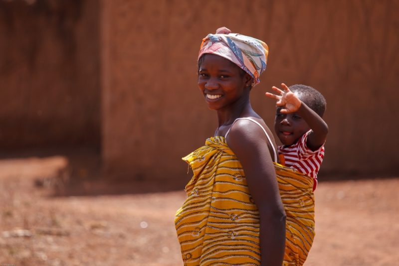 無人機為迦納女性運送避孕套，控制生育。