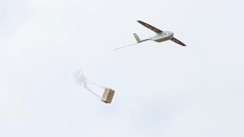 Zip 無人機利用紙降傘投擲醫療用品至地面。