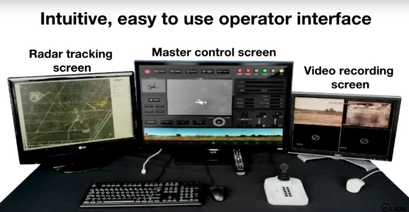 反無人機系統的操作員，同時可從 3 個螢幕監察不同的畫面。