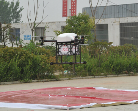 京東送貨無人機載貨起飛的情況。